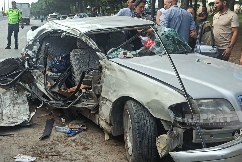 Bakı-Sumqayıt yolunda maşın ağaca çırpılıb, iki nəfər ölüb