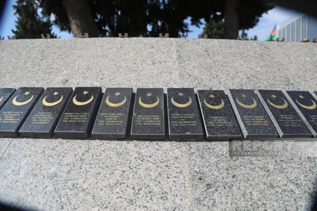 ​Zəfər Günü münasibəti ilə Bakıda Şəhidlər xiyabanı və Türk şəhidliyi ziyarət olunub