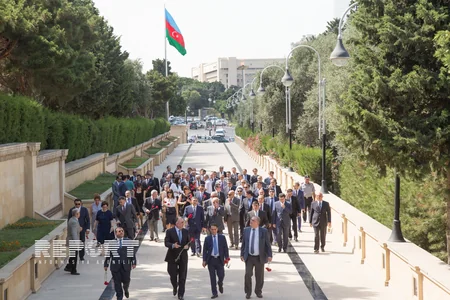 XİN rəhbərliyi Fəxri xiyabanı və Şəhidlər xiyabanını ziyarət ediblər - FOTO
