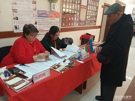 В Баку проголосовал 93-летний мужчина - ФОТО