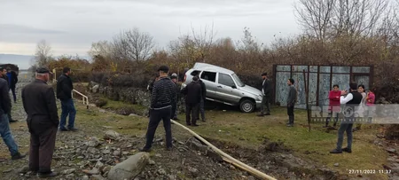 Şəkidə avtomobil qaz xəttinə çırpılıb, xəsarət alan var