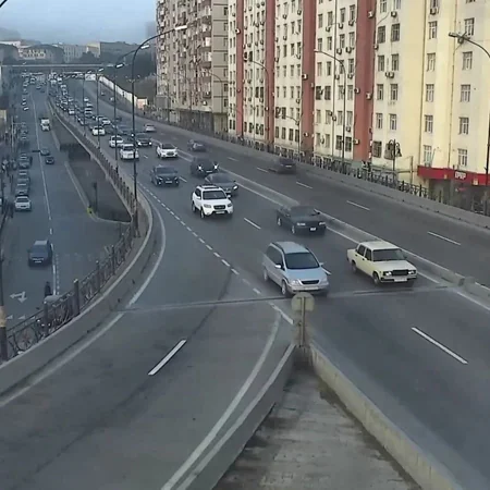 Bakının əksər yollarında nəqliyyatın hərəkətində tıxac yaranıb