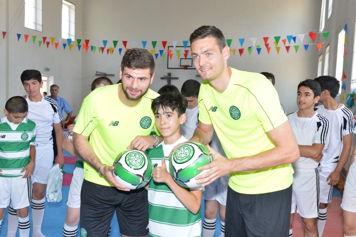 ​“Seltik” klubu Bakıda məcburi köçkün məktəbinin komandası ilə futbol oynayıb