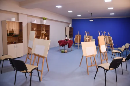 Prezident İlham Əliyev 9 nömrəli Bakı Peşə Liseyinin IT STEP akademiyasında yaradılan şəraitlə tanış olub