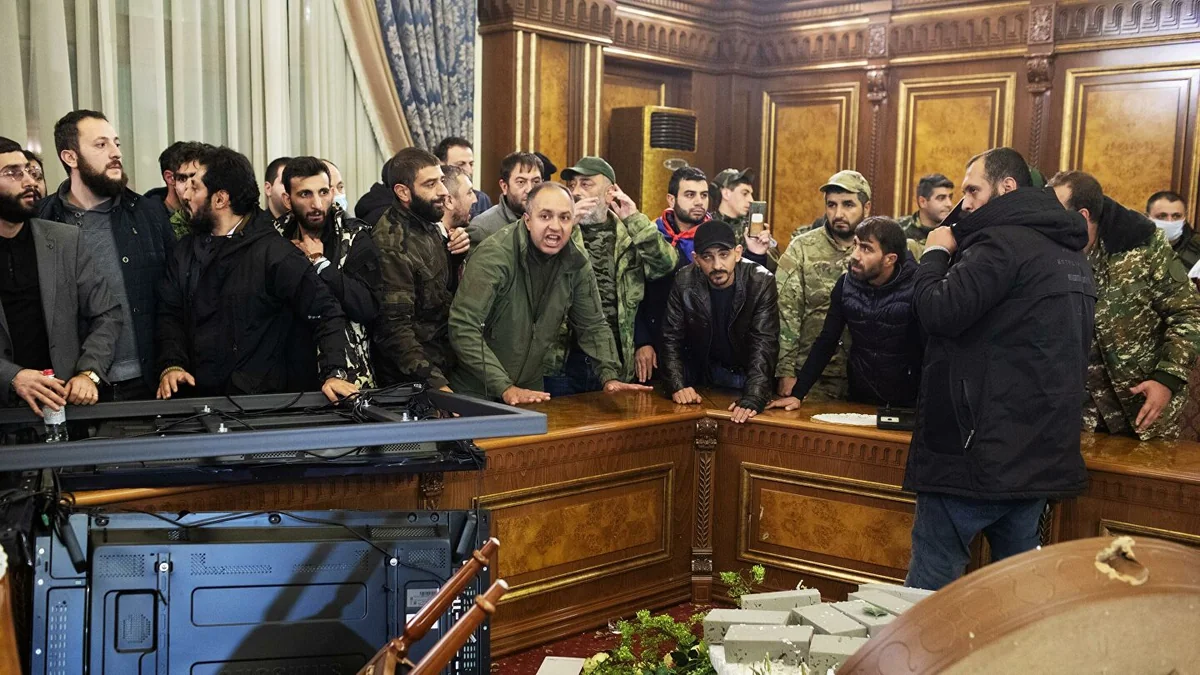 В Армении оппозиция требует созвать внеочередное заседание парламента