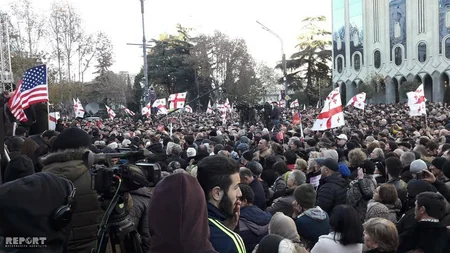 Saakaşvili Tbilisidə aksiya keçirən etirazçıları təslim olmamağa çağırıb - FOTO