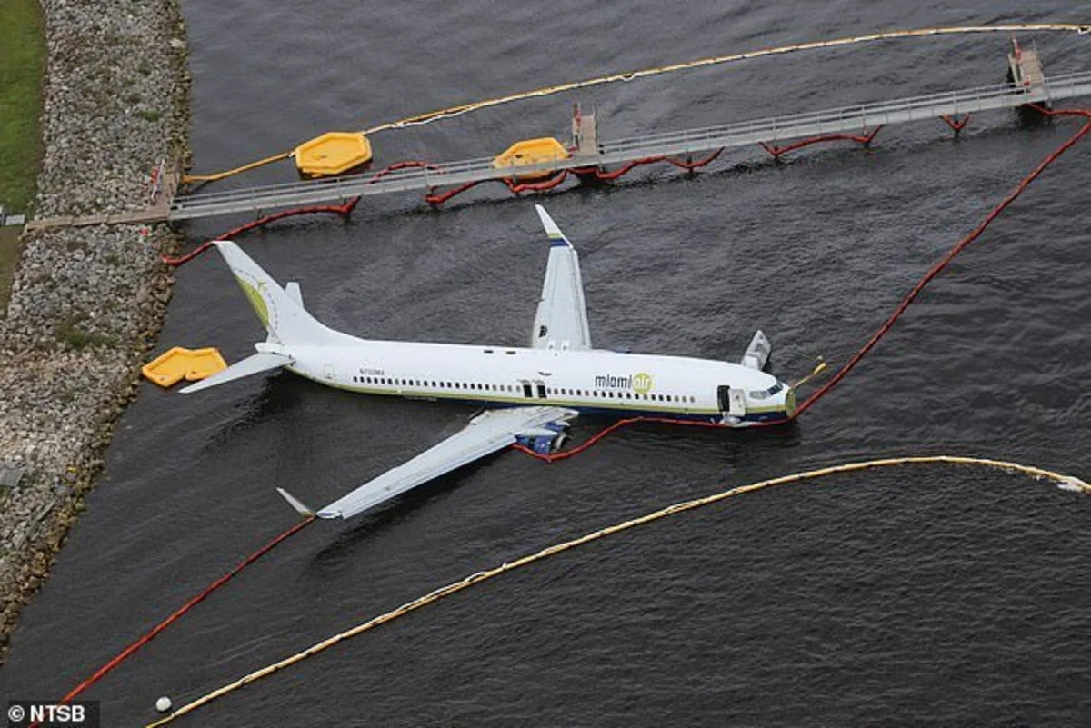 Из съехавшего в реку во Флориде Boeing 737 извлекли бортовой самописец