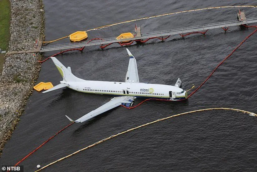 Из съехавшего в реку во Флориде Boeing 737 извлекли бортовой самописец