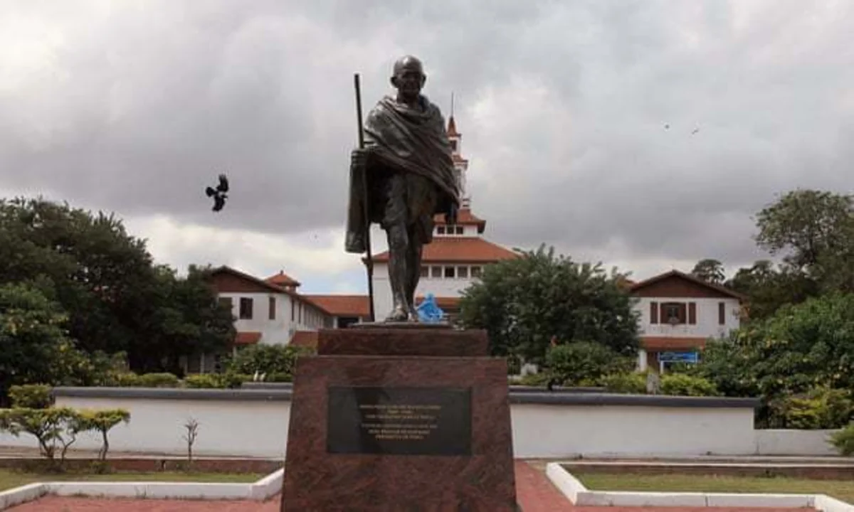 Qanada Mahatma Qandini irqçilikdə ittiham edərək abidəsini söküblər