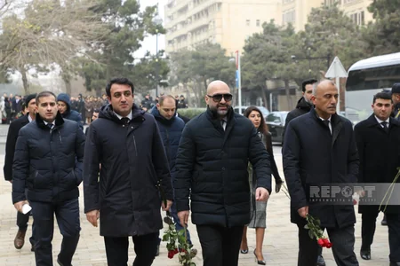 Azərbaycan xalqı Fəxri xiyabanda Ümummilli Liderin məzarını ziyarət edir