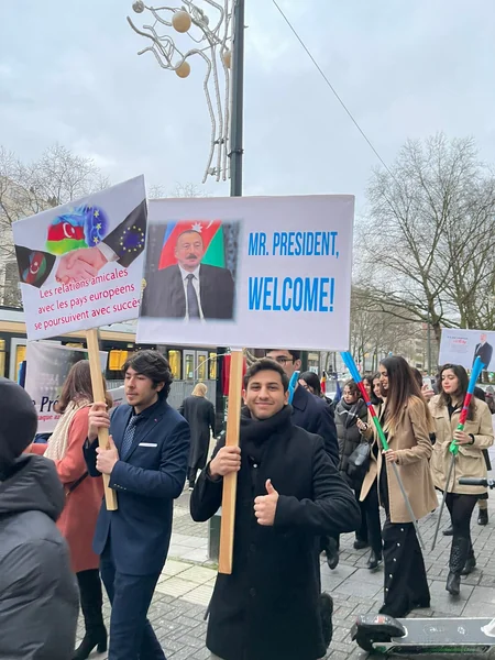 Avropa azərbaycanlıları Brüsseldə Prezident İlham Əliyevi qarşılamağa çıxıblar