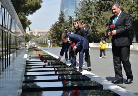 Koreyalı deputatlar Şəhidlər xiyabanını ziyarət ediblər