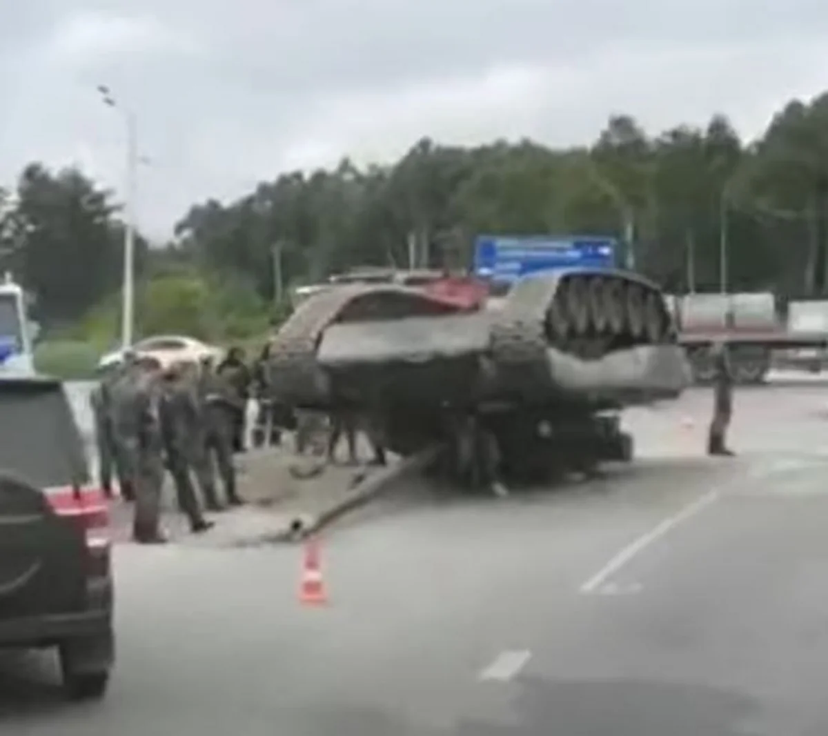 Rusiyada tank avtomobil yolunda aşıb