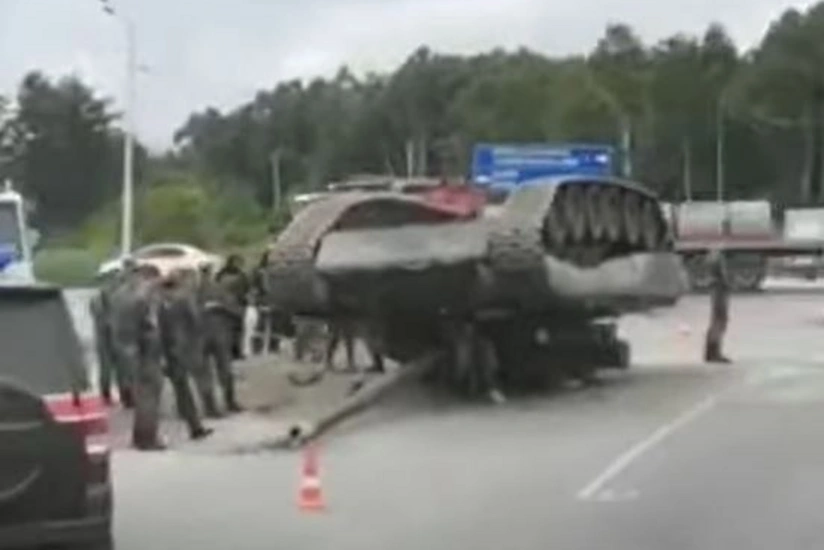 Rusiyada tank avtomobil yolunda aşıb