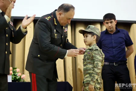 Aprel döyüşlərində şəhid olan hərbçilərin təltif olunduqları medallar ailə üzvlərinə təqdim edilib - FOTO