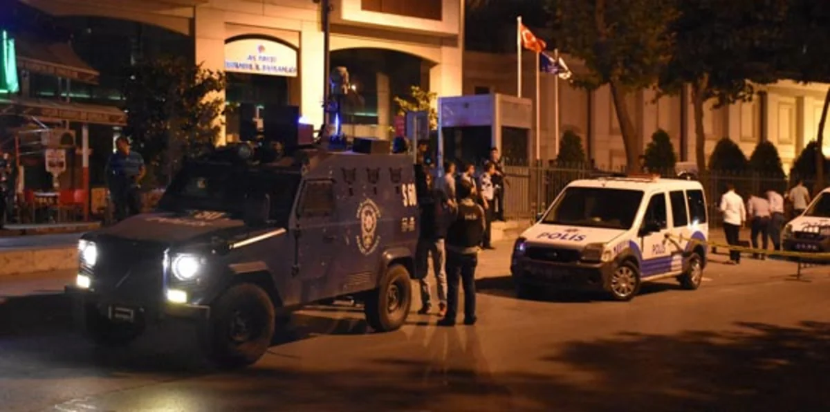 Türkiyədə hakim partiyanın qərargahına silahlı hücum olub