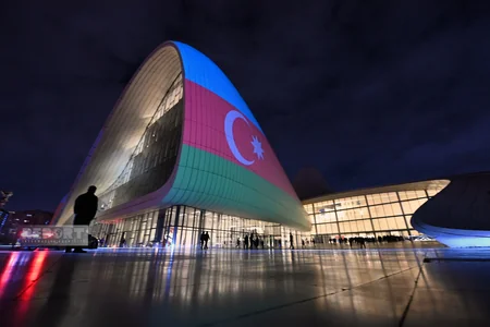 Heydər Əliyev Mərkəzi Türkiyə bayrağı ilə işıqlandırılıb