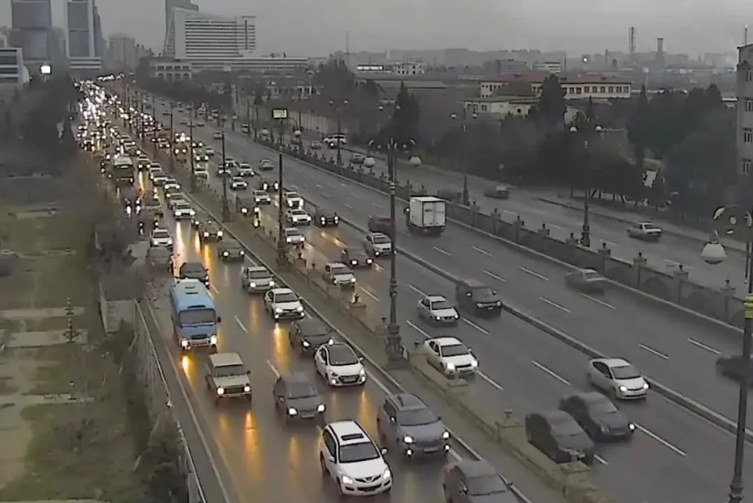 Bakının bir sıra küçə və prospektlərində tıxac yaranıb - SİYAHI