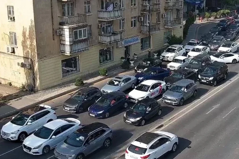 Bakının bir sıra yollarında tıxac yaranıb
