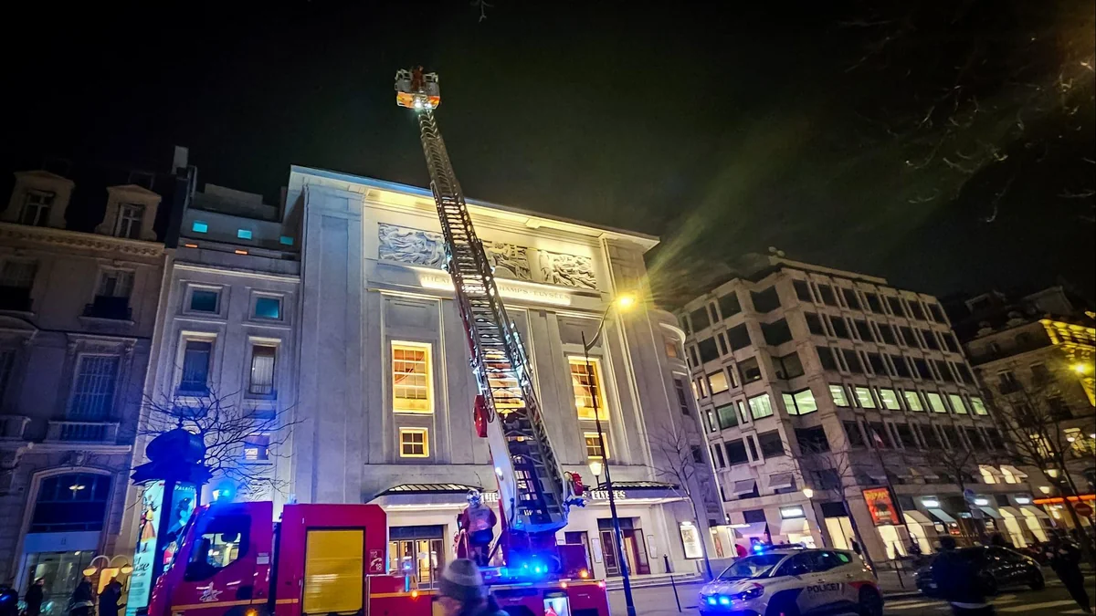 Parisdə teatrda baş verən yanğına görə 1,5 min tamaşaçı təxliyə edilib