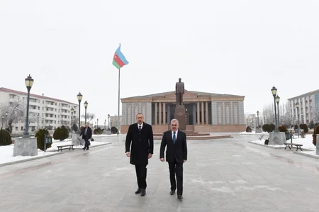 President Ilham Aliyev visits monument to national leader Heydar Aliyev in Nakhchivan