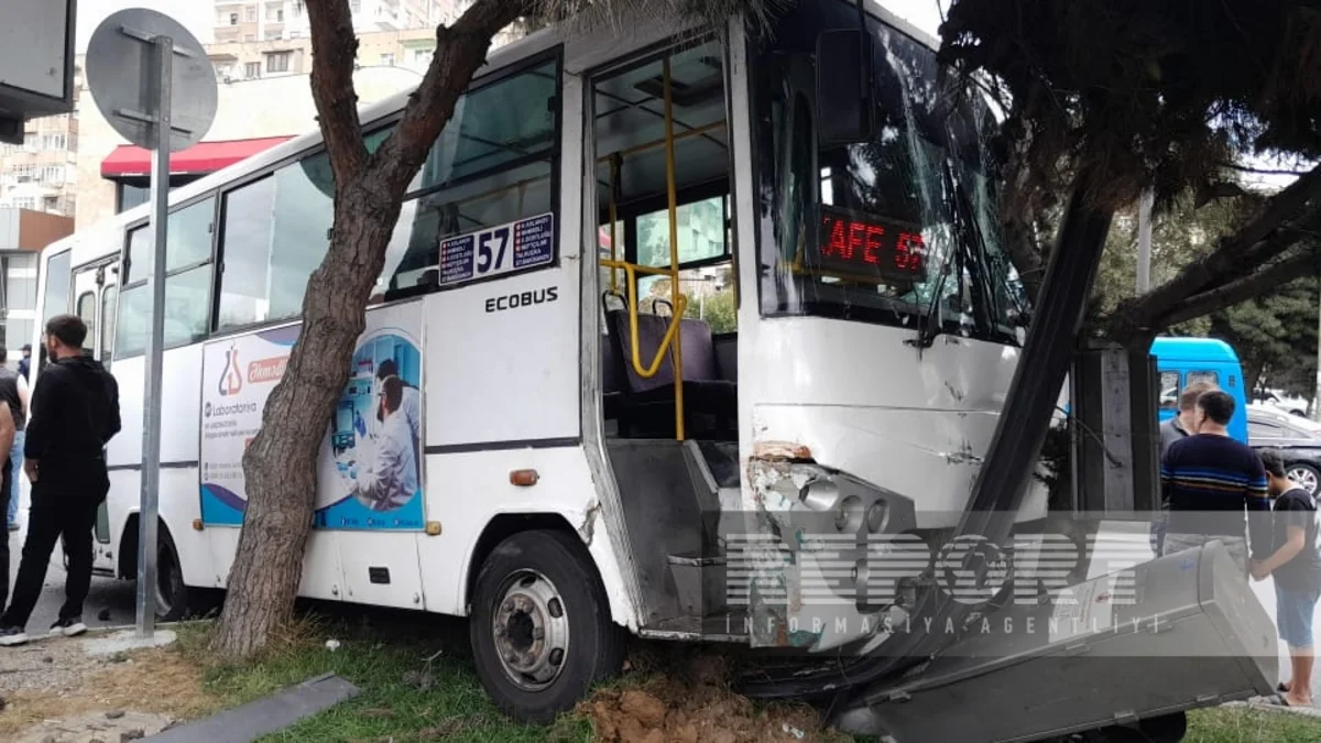 Bakıda sərnişin avtobusu ilə yük maşını toqquşub, 2 nəfər xəsarət alıb - YENİLƏNİB