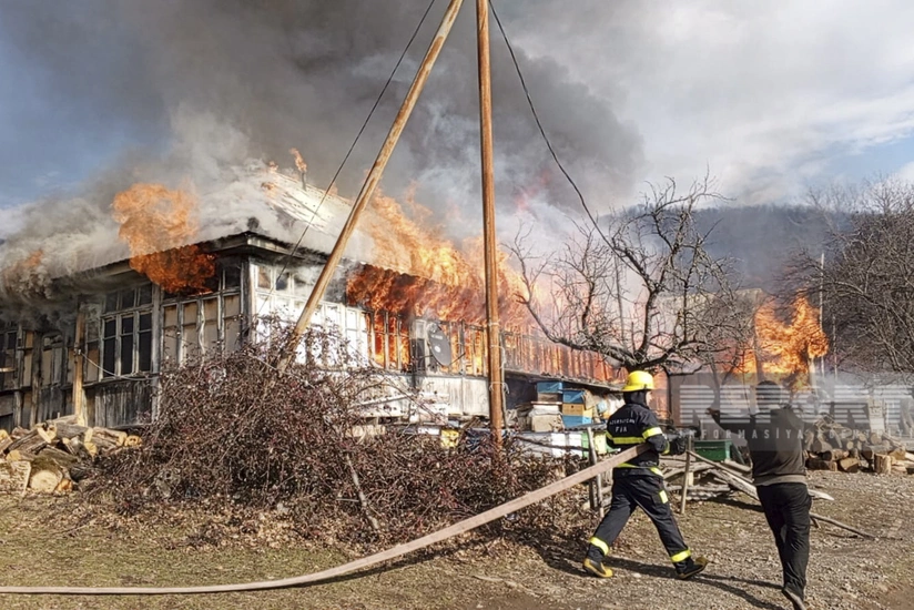 Oğuzda 4 məcburi köçkün ailəsinin yaşadığı ev yanıb