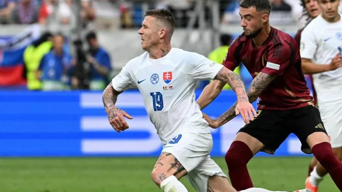 Slovakiya Avropa çempionatlarına 35 və daha yuxarı yaşda üç futbolçu ilə başlayan ikinci komanda olub