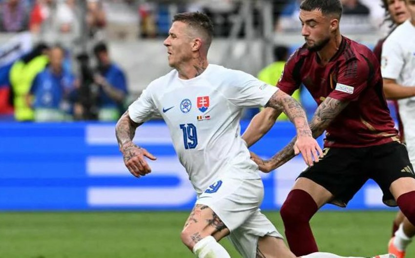 Slovakiya Avropa çempionatlarına 35 və daha yuxarı yaşda üç futbolçu ilə başlayan ikinci komanda olub