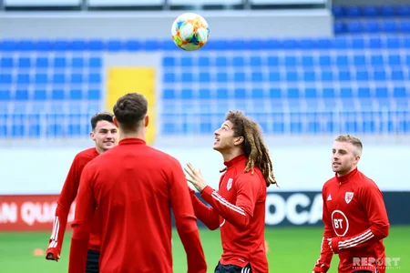 Ryan Giggs carries door during training at Bakcell Arena