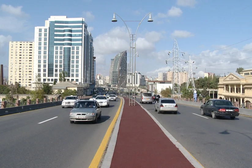 Bakıda qırmızı rəngdə yol çəkilib