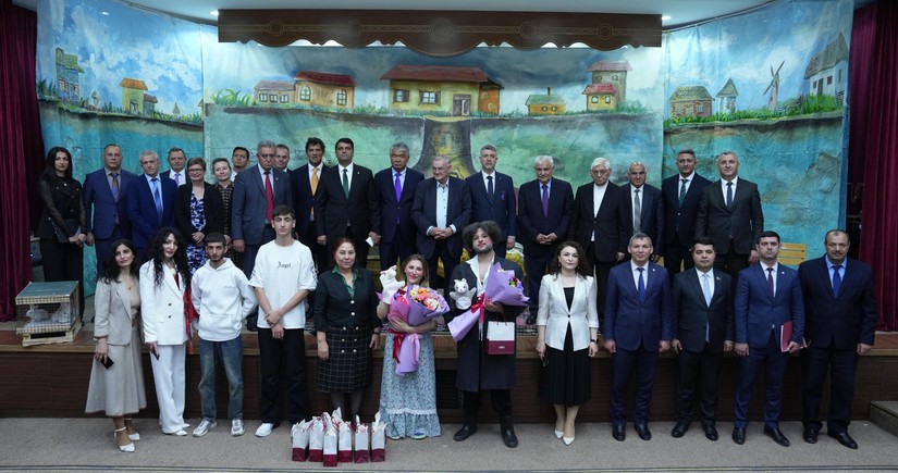 Şandor Lejak NDU-da “Yaşam üçün nəfəs” adlı  əsəri əsasında hazırlanan tamaşanı ayaqda alqışladı