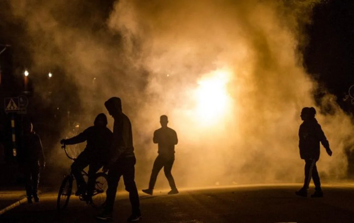 İsveçdə maskalı şəxslər polisi daşa basıblar