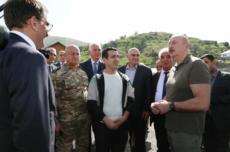 Dövlət başçısı Laçın şəhərinə qayıdan əhali ilə görüşüb, evlərin açarlarını onlara təqdim edib