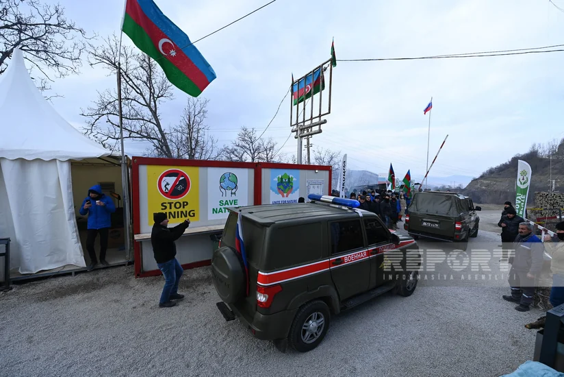 Two more cars of Russian peacekeepers pass freely through Khankandi-Lachin road