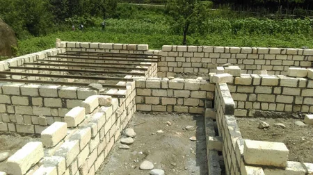 Polis rəisi sakinin evini təmir etdirib