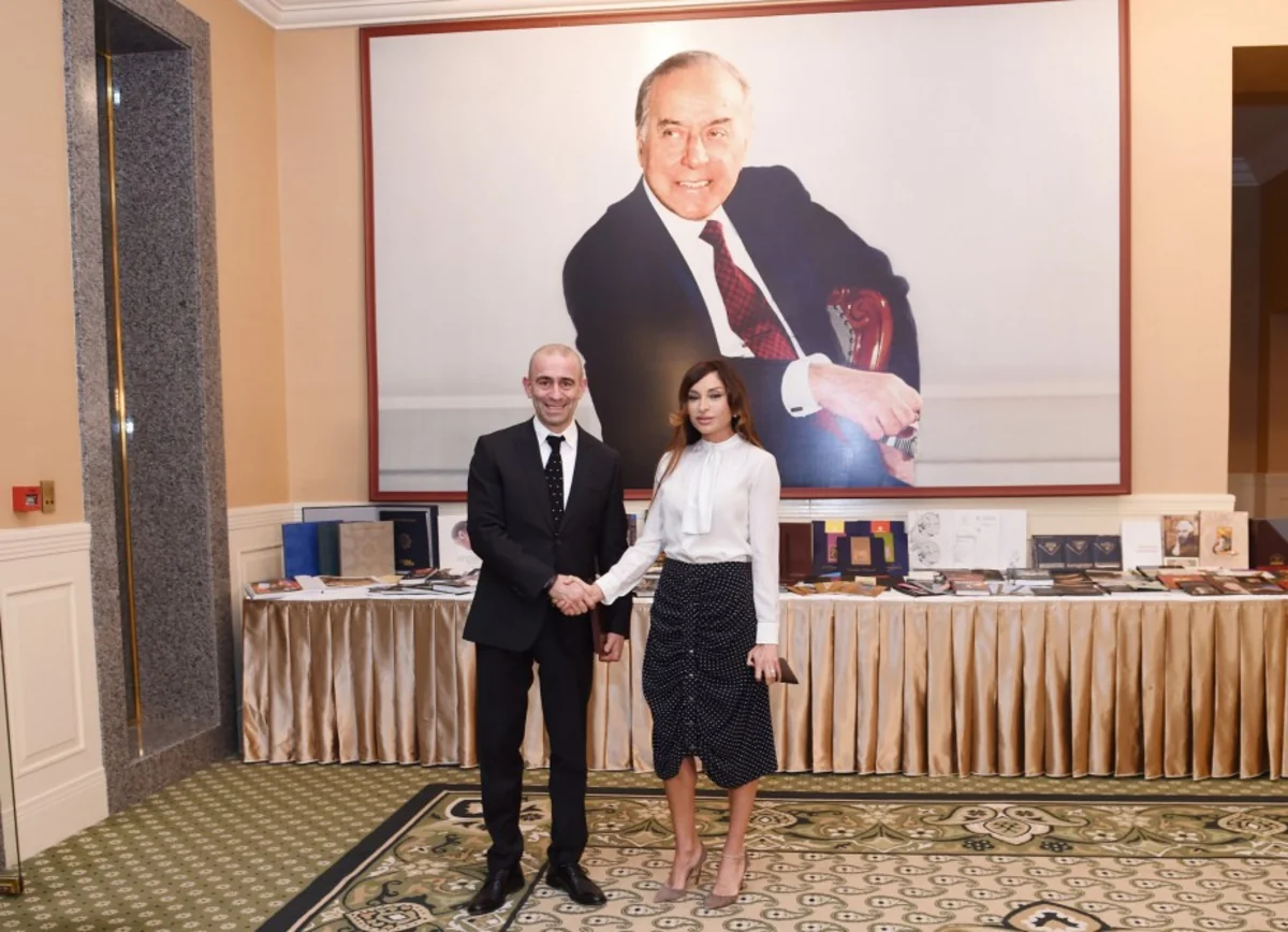 Heydər Əliyev Fondunun prezidenti Mehriban Əliyevaya “2015-ilin adamı” mükafatı təqdim edilib