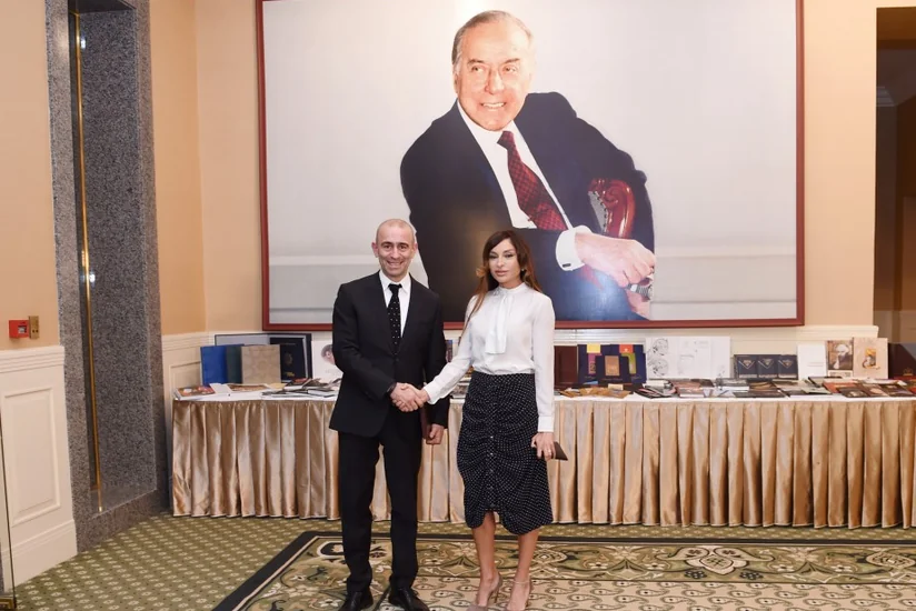 Heydər Əliyev Fondunun prezidenti Mehriban Əliyevaya “2015-ilin adamı” mükafatı təqdim edilib