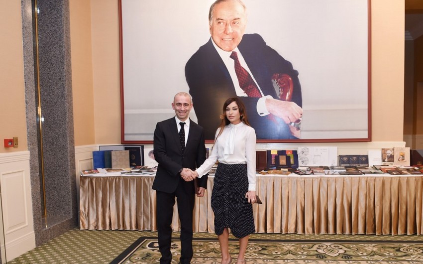 Heydər Əliyev Fondunun prezidenti Mehriban Əliyevaya “2015-ilin adamı” mükafatı təqdim edilib