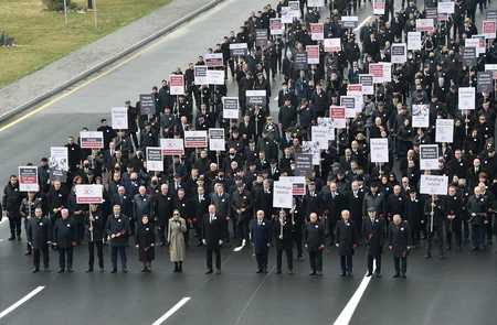 Xocalı soyqırımının 30-cu ildönümü ilə əlaqədar Bakıda ümumxalq yürüşü keçirilib,  İlham Əliyev və Mehriban Əliyeva yürüşdə iştirak edib