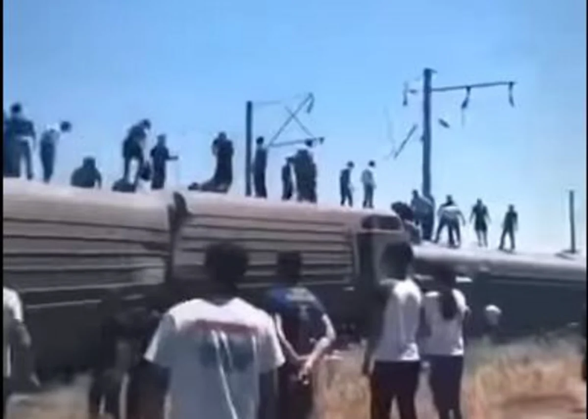 Qazaxıstanda sərnişin qatarı relsdən çıxıb, ölən və yaralananlar var - VİDEO