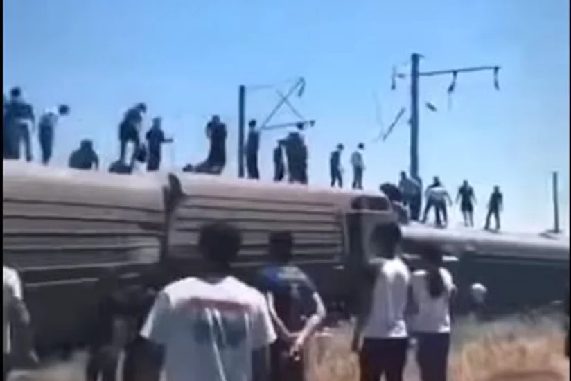 В Казахстане с рельсов сошёл пассажирский поезд, один подросток погиб, ещё трое пострадали - ВИДЕО