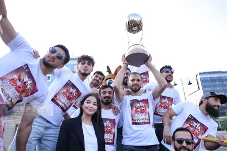 Azərbaycanın minifutbol millisinin dünya çempionu olması münasibətilə Bakıda şəhər turu keçirilir