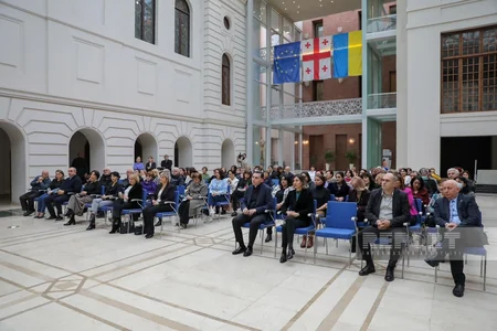 Tbilisi Sakrebulosu yazıçı Rafiq Hümbəti təltif edib