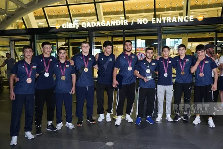 Avropa çempionatında 9 medal qazanan güləşçilər vətənə qayıdıblar