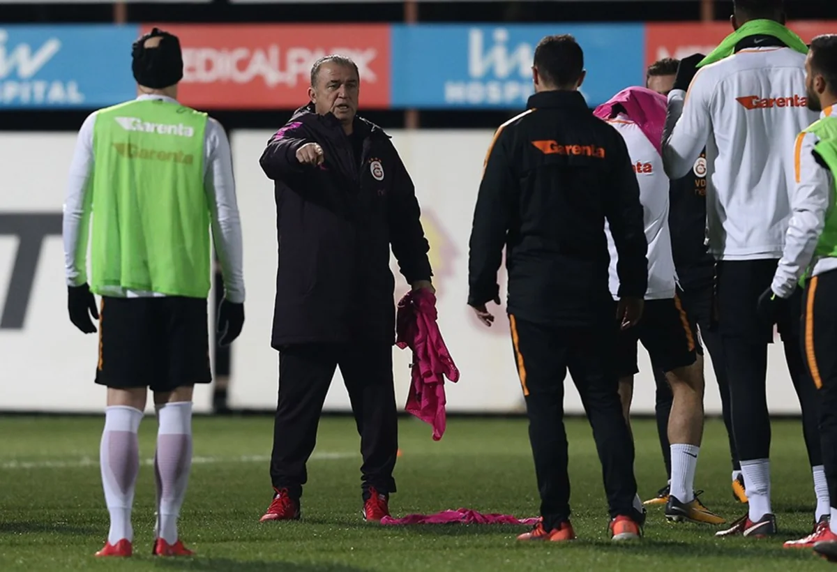 “Qalatasaray” 3 futbolçusu ilə yollarını ayıracaq