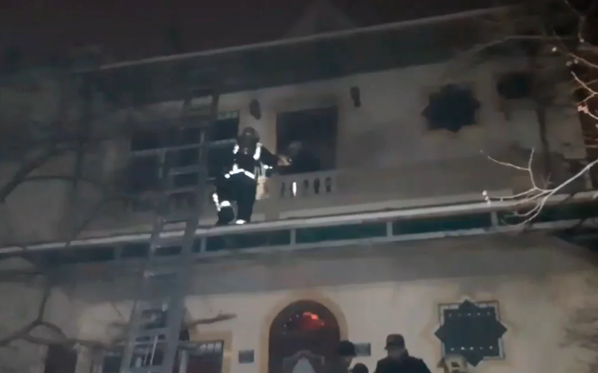 Keşlədə yaşayış evində yanğın olub, 2 nəfər xilas edilib