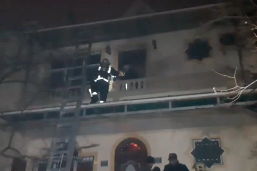 Keşlədə yaşayış evində yanğın olub, 2 nəfər xilas edilib