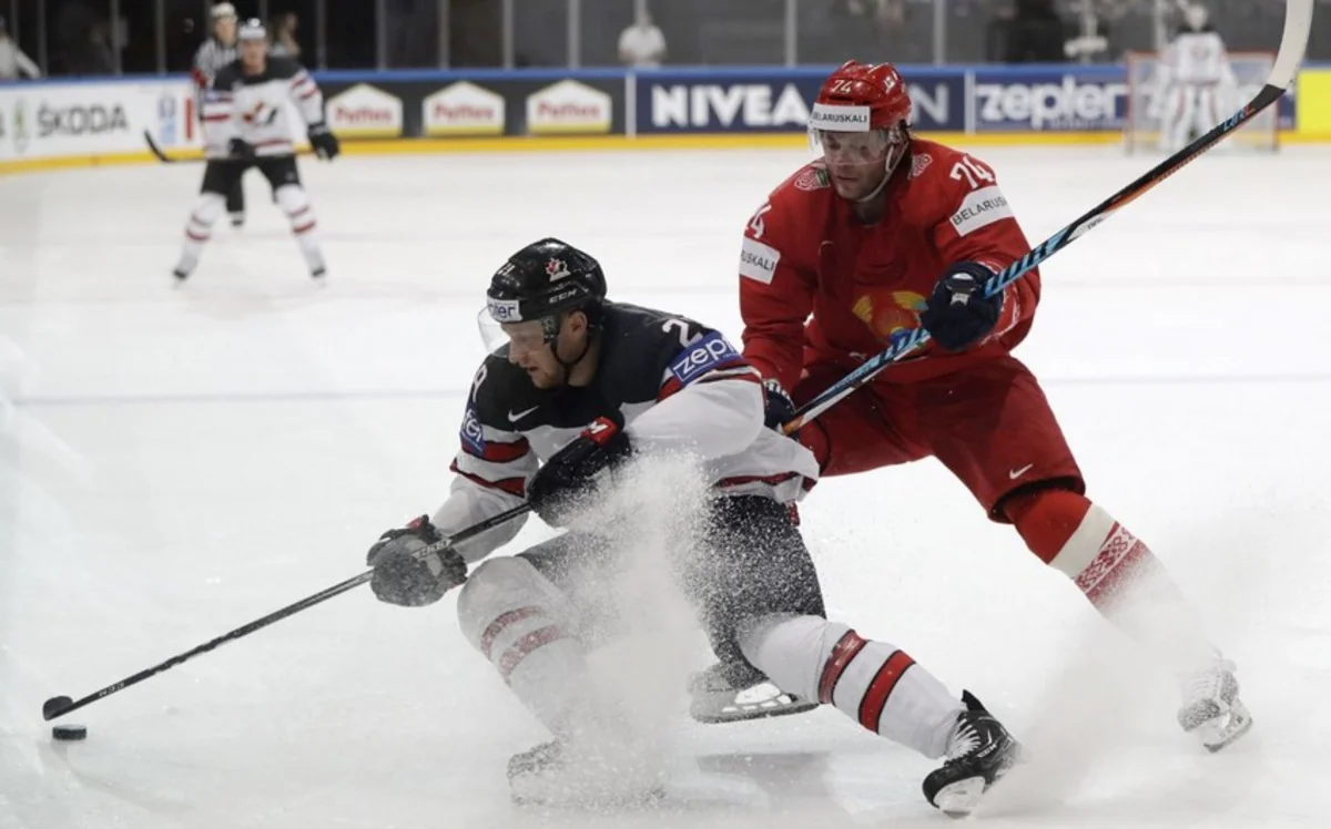 Xokkeyçi rəqibini yerə yıxıb, başını buza çırpdı