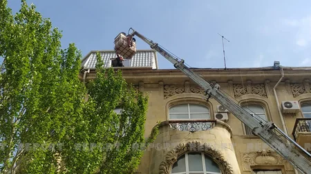 Bakıda tarixi binanın üzərində tikilən mansard sökülür